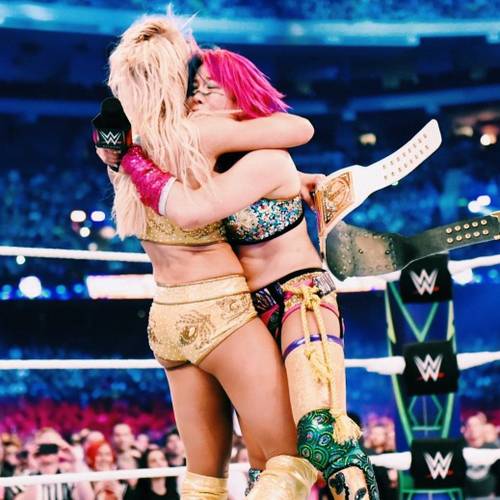 Charlotte Flair y Asuka se abrazan en WrestleMania 34