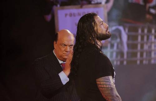 Roman Reigns y Paul Heyman abandonando Royal Rumble 2022 tras atacar a Brock Lesnar