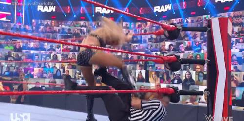 Charlotte Flair atacando a un réferi - Raw 19 de abril 2021