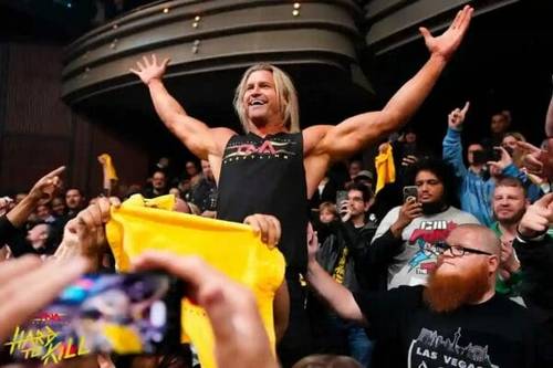 Superluchas - Un hombre con los brazos en alto frente a una multitud durante TNA Hard To Kill, generando enormes ventas de PPV.