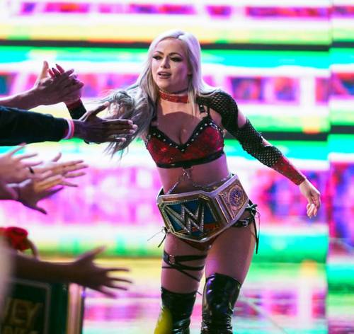 Liv Morgan en una de sus apariciones como campeona de SmackDown