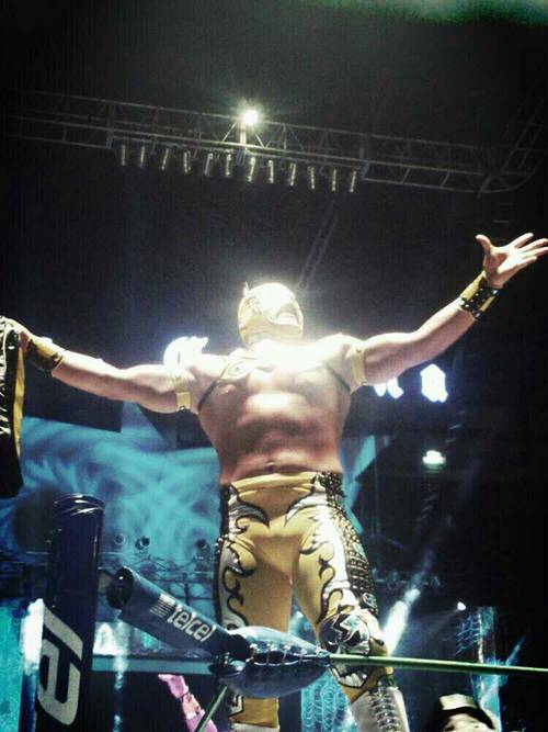 Se presenta el Gran Guerrero en el 30 aniversario de Atlantis / Arena México - 3 de mayo de 2013 / Photo by @Anicetagtz en Twitter