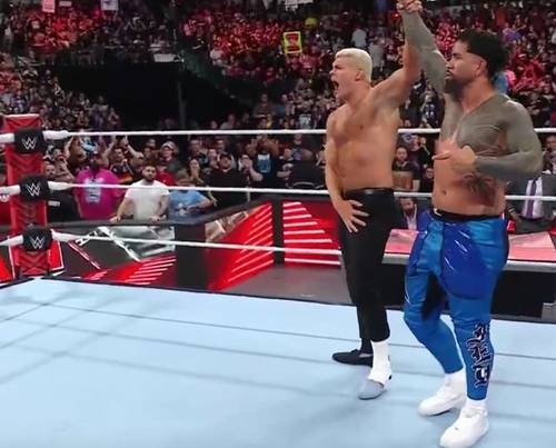 Superluchas - Dos luchadores de pie en un ring con las manos levantadas. Damian Priest derrota a Jey Uso quien fue salvado por Cody Rhodes.