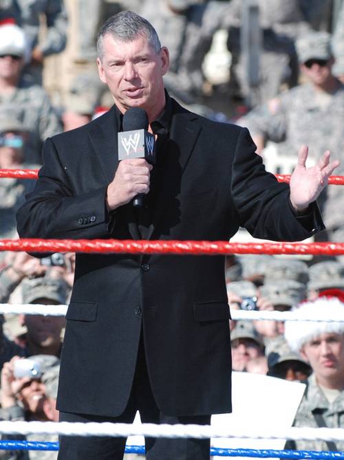 Vince McMahon en WWE Tribute to the Troops 2008 / Photo by: Sgt. DaleAnne Maxwell - Wikipedia.org