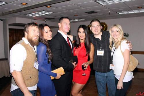Daniel Bryan, Brie Bella, John Cena y Nikki Bella, en reunión de compañeros de High School de las Bella Twins (23/11/2012)