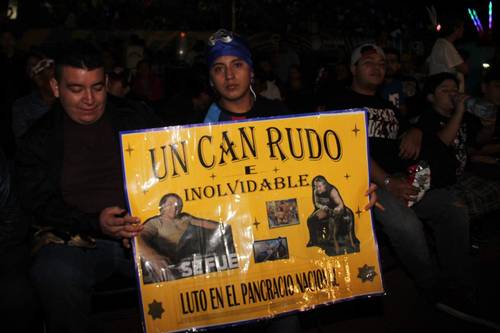 La afición se manifestó con pancartas / Foto cortesía de Lucha Libre AAA.