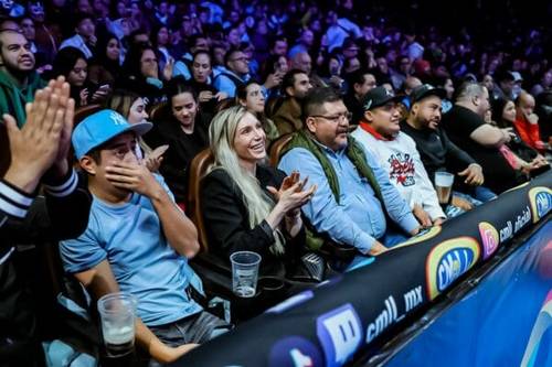 Superluchas - Charlotte Flair acompañó a Andrade en la Arena México donde una multitud de personas observaba un partido de esports.