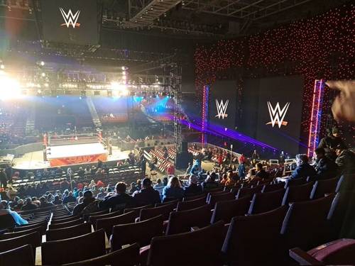 Superluchas - Arena de la WWE en San Diego, California con escenografía de Raw.