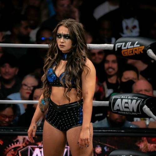 Superluchas - Skye Blue, una luchadora vestida de negro, parada en un ring de AEW.
