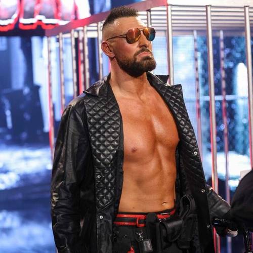 Superluchas - Dijak, un luchador de la WWE, con una chaqueta de cuero y gafas de sol en NXT.