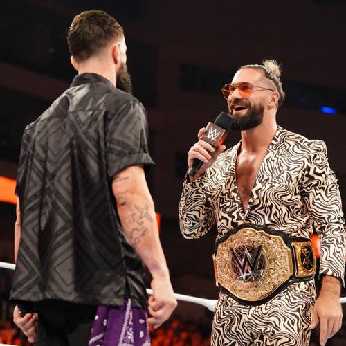Seth Rollins hablando a Finn Bálor en WWE Raw