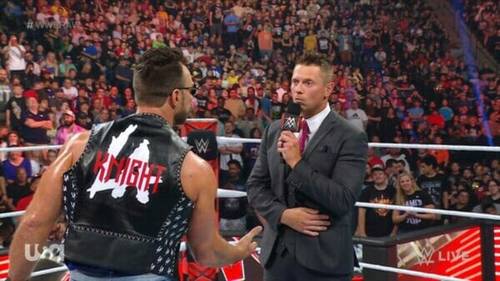 Un hombre habla con otro hombre en un ring de lucha libre de la WWE el 7 de agosto de 2023.
