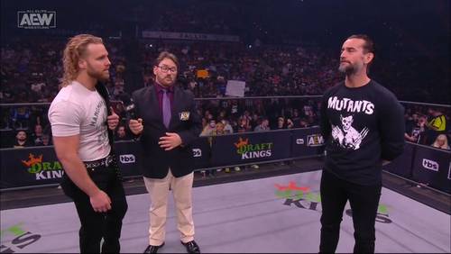 Hangman Page y CM Punk, con Tony Schiavone, en el episodio de AEW Dynamite del 25 de mayo de 2022 - AEW