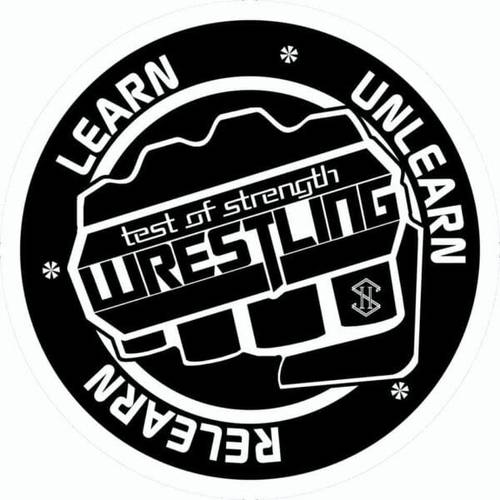 Superluchas - Una pegatina en blanco y negro con las palabras Test of Strength Wrestling.