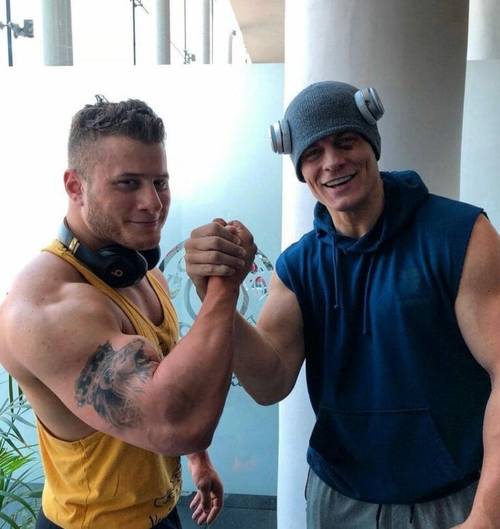 Superluchas - Dos hombres musculosos posando para una fotografía en un concurso de MJF.