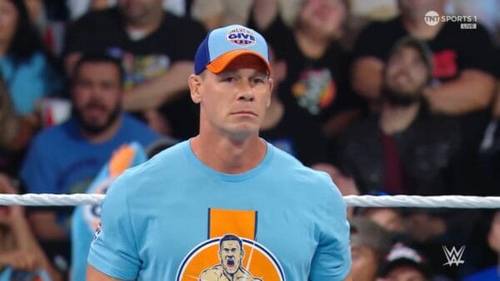 Superluchas - El luchador de la WWE está frente a la multitud durante WWE SMACKDOWN el 20 de octubre de 2023.