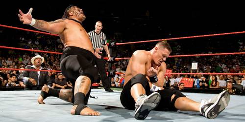 Dos luchadores luchan en un ring de lucha libre.