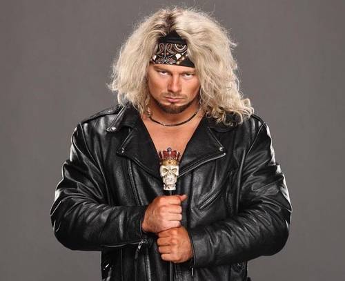 Superluchas - Un hombre, Shawn Michaels, con una chaqueta de cuero sosteniendo una calavera.