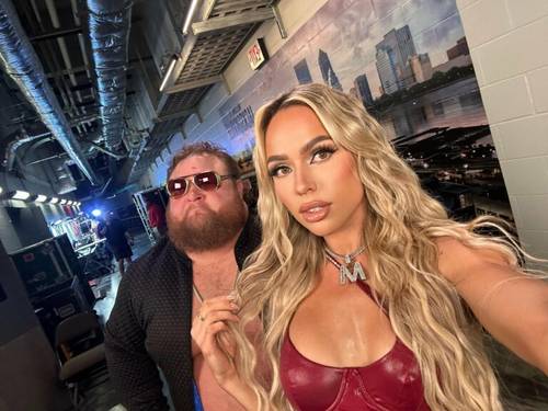 Maxxine Dupri con Otis entre bastidores en WWE