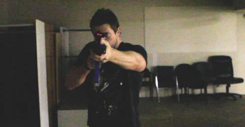 The Miz entrena con un arma para su participación en la película &quote;The Marine 3: Homefront&quote; / Twitter.com/mikethemiz