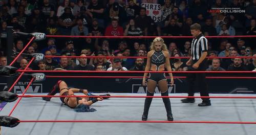 Superluchas - Los luchadores de la WWE compiten con un árbitro en el ring durante WWE SMACKDOWN 29 de septiembre 2023.