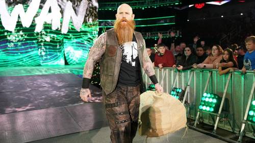 Erick Rowan con su caja con la araña en WWE