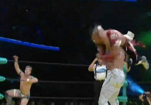 Dos luchadores luchan por el Megacampeonato en un ring de lucha libre.