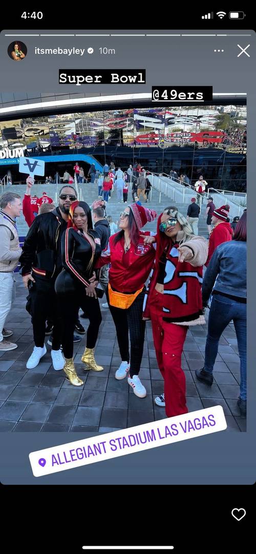 Bayley, Mercedes Mone, Jimmy Uso y Naomi en el Super Bowl 2024