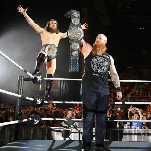 Daniel Bryan (Bryan Danielson) y Erick Rowan (Erick Redbeard) como Campeones de Parejas SmackDown en WWE