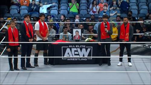 Homenaje a Antonio Inoki en el PPV AEW WrestleDream 2023 con Tony Khan, Katsuyori Shibata, Rocky Romero y la familia de Antonio Inoki