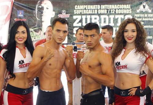 Sánchez (izquierda) no soportó el castigo de Juárez y aunque acabó la pelea, terminó lastimado