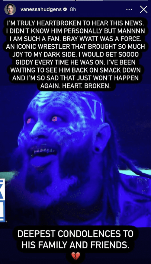 Una imagen de Vanessa Hudgens rindiendo homenaje a Bray Wyatt con una luz azul en el rostro.