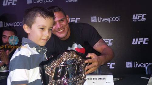 Rafael Dos Anjos UFC 188 firma de autografos / By Caregolas (1)