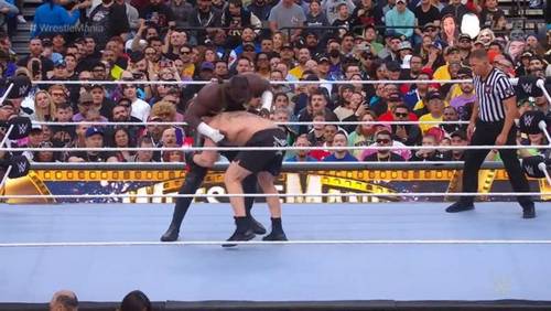 Omos vs Brock Lesnar en WrestleMania 39