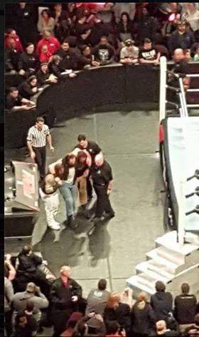 Bray Wyatt ayuda a Luke Harper tras su ruptura de Ligamento Cruzado Anterior en WWE Raw (21/03/2016) / Twitter.com