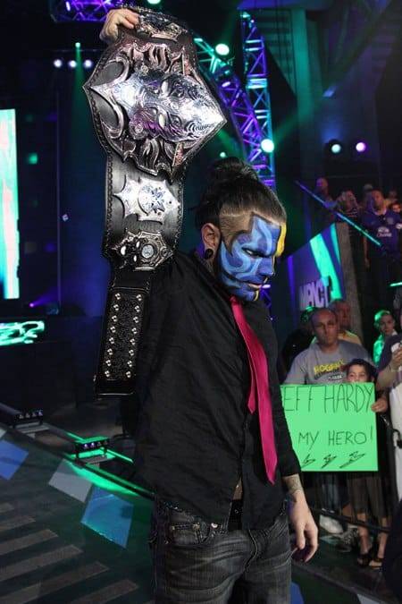 Jeff Hardy con el nuevo diseño del cinturón TNA / Imagen cortesía de Impactwrestling.com para Súper Luchas