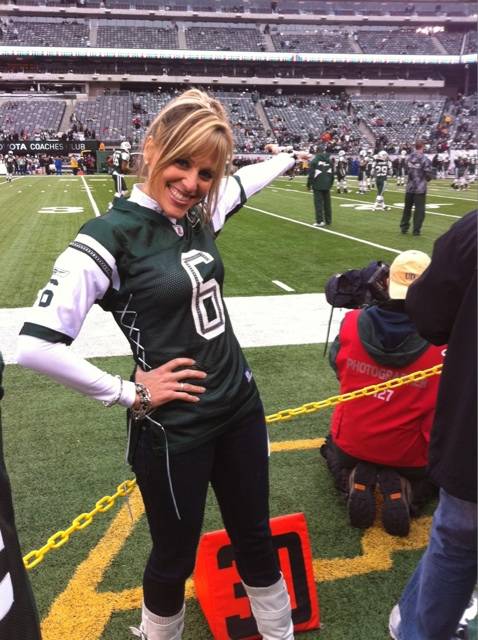 Lilian Garcia con el uniforme de los Jets