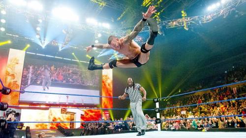 Randy Orton divirtiendo a Booker T y al Universo WWE