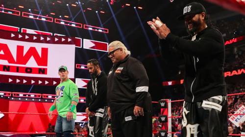 John Cena con Rikishi y The Usos en WWE Raw