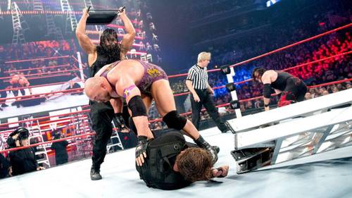 Roman Reings golpea a Ryback con una silla en TLC