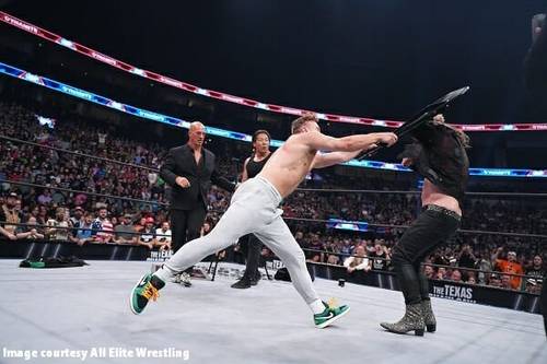 Dos luchadores, Will Ospreay y Chris Jericho, participando en una épica batalla en el ring.