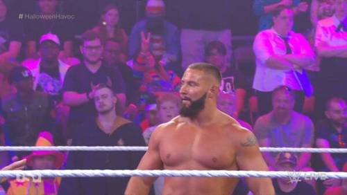 Superluchas - Un luchador barbudo actuando frente a una multitud durante WWE NXT el 31 de octubre de 2023.