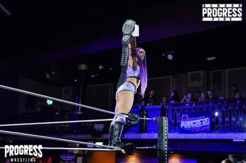 Superluchas - Una mujer está parada encima de un ring de lucha libre en el evento Resultados PROGRESS Capítulo 159: Wonderbrawl.