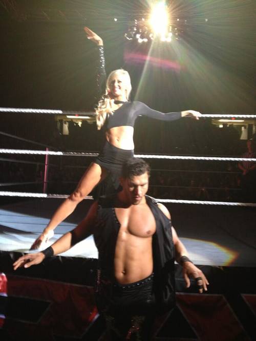 Summer Rae y Fandango en Raw no Televisado // imagen por @sbruno3 - Twitter