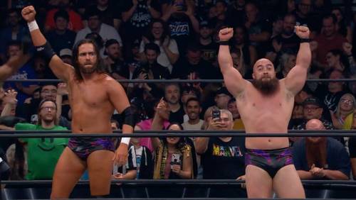 Dos luchadores celebrando la victoria en WWE Smackdown.