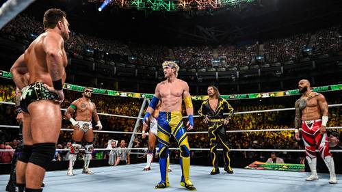 Logan Paul es rodeado por sus rivales en Money in the Bank (01/07/2023) / WWE