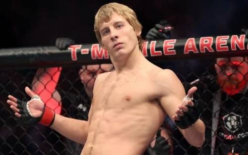 Superluchas - Un luchador de UFC sin camisa está parado frente a una jaula mientras Colby Covington critica a Paddy Pimblett.