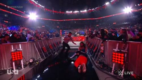 Seth Rollins fue atacado por un fanático en Monday Night Raw