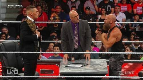 Superluchas - Dos luchadores conversando en un ring de lucha libre durante WWE RAW.