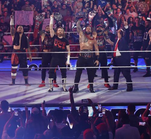 Roman Reigns y The Bloodline en el ultimo SmackDown de 2022